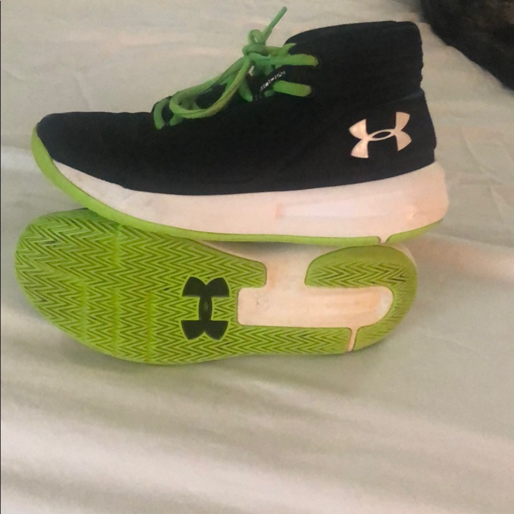 Boys Under Armour basketball shoes Size 2